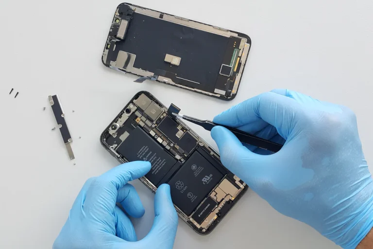 Technicien qui démonte un iPhone pour accéder à la batterie